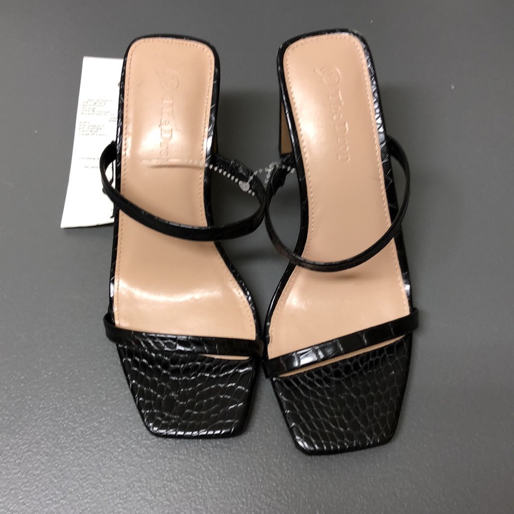 23. The Drop | Black Snake Skin Block Heels (Mismatched Sizes) - Picture 2 of 10